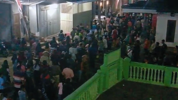 Video yang memperlihatkan kerumunan warga di Trenggalek beredar luas. Warga berkerumun saat menggelar ronda untuk tolak bala, termasuk wabah Corona.