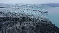 Sejak 1990-an, 90% gletser Islandia telah menyusut dan proyeksi untuk masa depan menunjukkan pengurangan yang berkelanjutan dan kuat dalam ukuran lapisan esnya.  