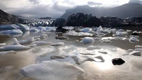 Gletser Breidamerkurjokull adalah satu dari lusinan bongkahan gletser yang turun dari Vatnajokull, lapisan es terbesar di Islandia.  