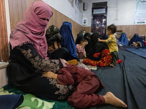 KABUL, AFGANISTAN - AUGUST 13 : Displaced Afghan women and children from Kunduz are seen at a mosque that is sheltering them on August 13, 2021 in Kabul, Afghanistan.  Tensions are high as the Taliban advance on the capital city after taking Herat and the country's second-largest city Kandahar. (Photo by Paula Bronstein /Getty Images)