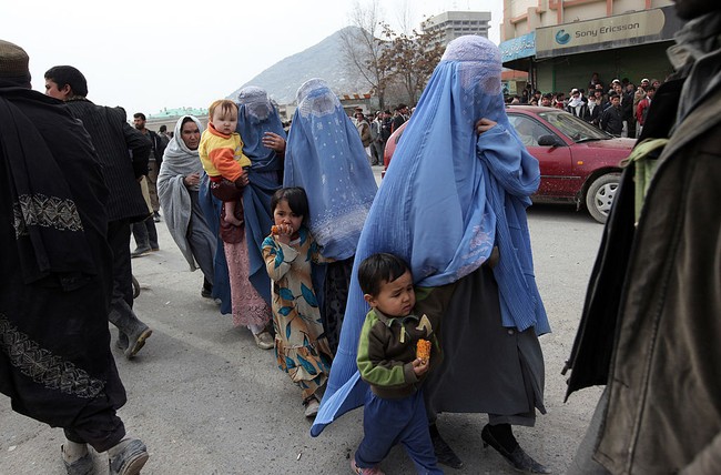 Berkuasanya lagi Taliban di Afghanistan membuat toko burqa diserbu para wanita. Harga burqa pun mengalami kenaikan. “Tahun lalu harga burqa 200 AFN (sekitar Rp 35 ribu). Sekarang mereka menjualnya dengan harga 2.000 (Rp 359 ribu) hingga 3.000 (Rp 539 ribu) AFN,” ujar Aalia salah satu wanita yang sedang berbelanja burqa, seperti dikutip dari Bloomberg. Foto: Getty Images/Paula Bronstein