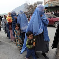 Berkuasanya lagi Taliban di Afghanistan membuat toko burqa diserbu para wanita. Harga burqa pun mengalami kenaikan. “Tahun lalu harga burqa 200 AFN (sekitar Rp 35 ribu). Sekarang mereka menjualnya dengan harga 2.000 (Rp 359 ribu) hingga 3.000 (Rp 539 ribu) AFN,” ujar Aalia salah satu wanita yang sedang berbelanja burqa, seperti dikutip dari Bloomberg. Foto: Getty Images/Paula Bronstein