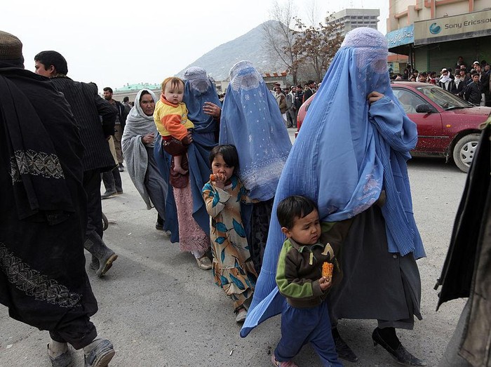 Wanita di Afghanistan memakai burqa KABUL, AFGANISTAN - AUGUST 13 : Displaced Afghan women and children from Kunduz are seen at a mosque that is sheltering them on August 13, 2021 in Kabul, Afghanistan. Tensions are high as the Taliban advance on the capital city after taking Herat and the countrys second-largest city Kandahar. (Photo by Paula Bronstein /Getty Images)