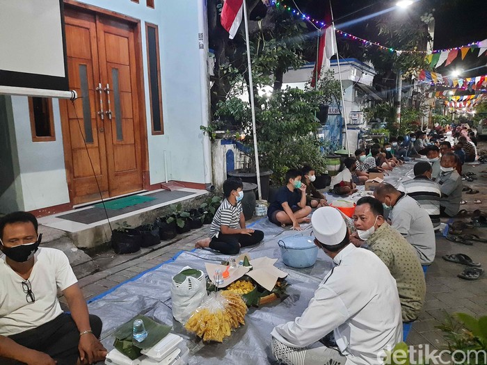 Warga Surabaya dilarang menggelar malam tirakatan menjelang HUT RI ke-76. Namun malam ini, banyak warga yang tetap menggelarnya.