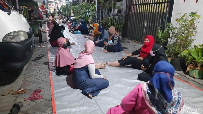 Warga Surabaya dilarang menggelar malam tirakatan menjelang HUT RI ke-76. Namun malam ini, banyak warga yang tetap menggelarnya.