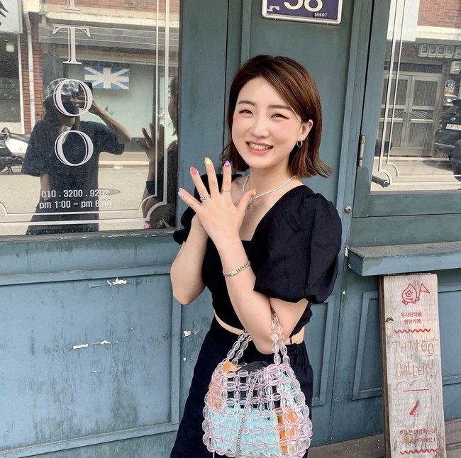 Han Yoo Ra menyelesaikan SMA di Bali dan berkuliah di Jakarta. Pemilik channel YouTube Little and Big ini kerap membagikan video makeup look ala Korea dan jalan-jalan di Korea Selatan. Wanita kelahiran 1991 ini bahkan membintangi sitkom Kelas Internasional dan film The Underdogs. Foto: dok Instagram big_miss_han