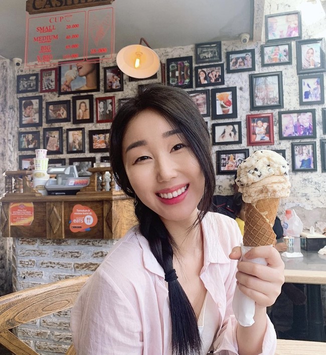 Hari Jisun datang ke Indonesia sebagai sukarelawan yang mengajar bahasa Inggris untuk anak SMA di Sukabumi. Sejak itu, ia mulai jatuh cinta dengan budaya dan makanan Indonesia. Dalam YouTube-nya, Jisun sering membagikan video mukbang makanan Indonesia bersama teman-temannya. Foto: dok Instagram harijisun