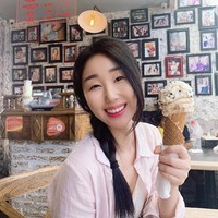 Hari Jisun datang ke Indonesia sebagai sukarelawan yang mengajar bahasa Inggris untuk anak SMA di Sukabumi. Sejak itu, ia mulai jatuh cinta dengan budaya dan makanan Indonesia. Dalam YouTube-nya, Jisun sering membagikan video mukbang makanan Indonesia bersama teman-temannya. Foto: dok Instagram harijisun