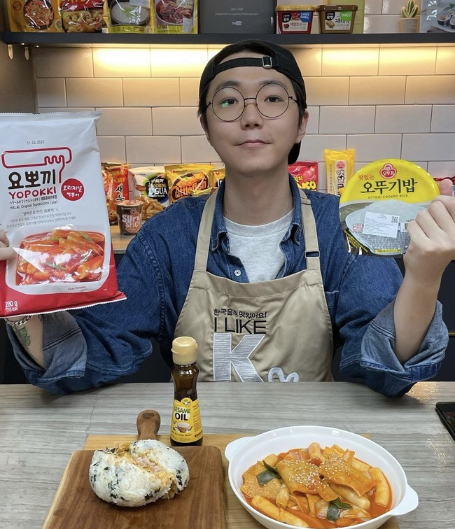 Jun Chef adalah chef asal Korea Selatan yang aktif sebagai YouTuber. Pria kelahiran 1990 ini mengaku suka makanan Indonesia seperti nasi goreng, gorengan, dan bakso. Ia kerap membagikan video membuat makanan Korea bahkan membuka restoran 88 Korean Kitchen di Jakarta Selatan. Foto: dok Instagram jjuunnyy.j