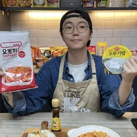 Jun Chef adalah chef asal Korea Selatan yang aktif sebagai YouTuber. Pria kelahiran 1990 ini mengaku suka makanan Indonesia seperti nasi goreng, gorengan, dan bakso. Ia kerap membagikan video membuat makanan Korea bahkan membuka restoran 88 Korean Kitchen di Jakarta Selatan. Foto: dok Instagram jjuunnyy.j