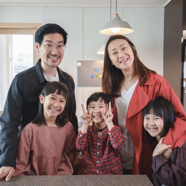 Kimbab Family adalah keluarga multikultural yang terdiri dari Appa Jay, Mama Gina, Suji, Yunji, dan Jio. Gina Selvina yang berasal dari Indonesia menikah dengan pria Korea Yeon Jay. Keluarga ini kerap membagikan kehidupan mereka termasuk pertukaran budaya Korea-Indonesia. Foto: dok Instagram kimbabfamily.official