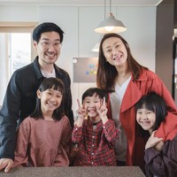 Kimbab Family adalah keluarga multikultural yang terdiri dari Appa Jay, Mama Gina, Suji, Yunji, dan Jio. Gina Selvina yang berasal dari Indonesia menikah dengan pria Korea Yeon Jay. Keluarga ini kerap membagikan kehidupan mereka termasuk pertukaran budaya Korea-Indonesia. Foto: dok Instagram kimbabfamily.official