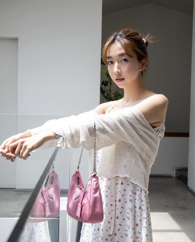 Sunny Dahye mahir berbahasa Indonesia karena sejak kecil hingga SMA menetap di Bali. Lulusan Universitas Gadjah Mada ini memiliki empat channel YouTube. Ia kerap membagikan kehidupannya di Korea Selatan, bersama sang suami Chris Okano yang berasal dari Amerika Serikat. Foto: dok Instagram sunnydahye