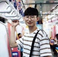 Han Jongdae dikenal dengan nama channel YouTube-nya Bandung Oppa. Pria kelahiran 1994 ini mengambil jurusan Bahasa Indonesia saat berkuliah di Korea Selatan. Sempat menetap di Bandung, Jongdae sering membagikan video belajar bahasa Korea dan menyapa orang Indonesia di ometv. Foto: Instagram bandung_oppa