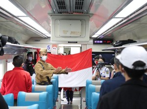Peringati HUT RI, KAI Bentangkan Bendera Merah Putih di Kereta