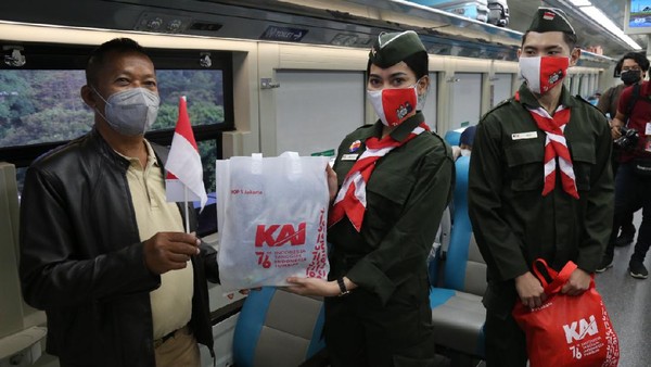 Peringati 76 Tahun Kemerdekaan RI, Daop 1 Jakarta Bentangkan Bendera Merah Putih Pada Keberangkatan KA dan Bagikan Bingkisan Kepada Penumpang KA Serta Porter Stasiun (dok PT KAI Daop 1 Jakarta) Peringati 76 Tahun Kemerdekaan RI, Daop 1 Jakarta Bentangkan Bendera Merah Putih Pada Keberangkatan KA dan Bagikan Bingkisan Kepada Penumpang KA Serta Porter Stasiun (dok PT KAI Daop 1 Jakarta)