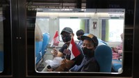 Para penumpang pun tak lupa ikut keseruan momen 17 Agustus ini (dok PT KAI Daop 1 Jakarta)