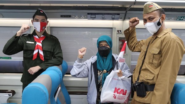 Sesaat sebelum KA berangkat penumpang juga diajak untuk memberikan penghormatan kepada bendera merah putih dengan diiringi pemutaran lagu Indonesia Raya (dok PT KAI Daop 1 Jakarta) Sesaat sebelum KA berangkat penumpang juga diajak untuk memberikan penghormatan kepada bendera merah putih dengan diiringi pemutaran lagu Indonesia Raya (dok PT KAI Daop 1 Jakarta)