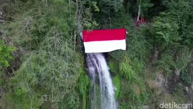 Aksi pecinta alam Subang berhasil kibarkan bendera raksasa di tebing Curug Cileat.