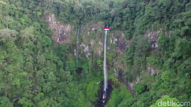 Aksi pecinta alam Subang berhasil kibarkan bendera raksasa di tebing Curug Cileat.
