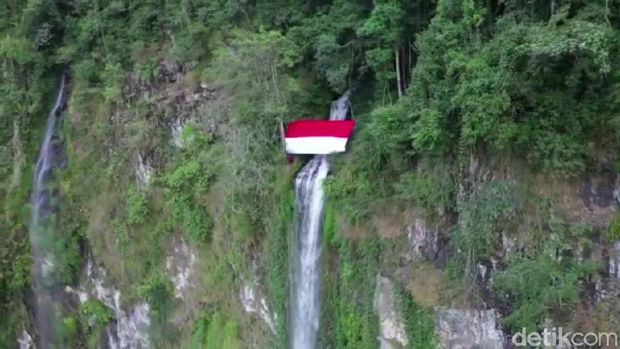 Aksi pecinta alam Subang berhasil kibarkan bendera raksasa di tebing Curug Cileat.