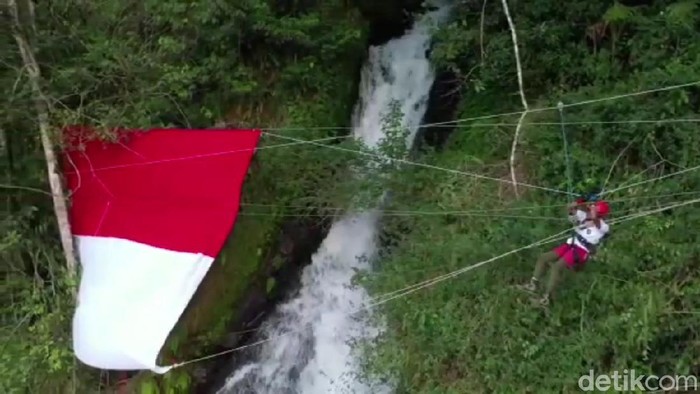 Aksi pecinta alam Subang berhasil kibarkan bendera raksasa di tebing Curug Cileat.