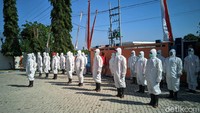 Pelaksanaan upacara kali ini berbeda. Sebab, petugas dan peserta upacara menggunakan baju hazmat lengkap dengan masker dan sepatu boot. Pantauan detikcom, upacara dilaksanakan di halaman BPBD Ponorogo dan diikuti oleh 50 peserta. Meski menahan panas karena mengenakan baju hazmat, para peserta tampak khidmat mengikuti upacara dari awal hingga akhir. Mereka terus bersemangat demi memperingati kemerdekaan Negara Indonesia.  