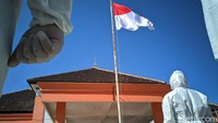 Budi menambahkan kegiatan upacara ini untuk memeriahkan Kemerdekaan Republik Indonesia. Sekaligus mengenang jasa para pahlawan. Kita melaksanakan kegiatan upacara dengan memakai APD komplit selayaknya melakukan pemakaman secara prokes, karena setelah upacara ini kami langsung bertugas memakamkan secara prokes ada 4 jenazah, tambah Budi.
