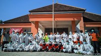 Setiap hari, lanjut Budi, tim melakukan pemakaman 12 hingga 15 jenazah per hari. Terdiri dari 5 tim yang berjumlah 30 hingga 35 orang. Sementara itu, di hari kemerdekaan ke-76 Republik Indonesia, detikcom punya acara seru untuk detikers yaitu Parade 17an di detikcom yang bisa kamu akses melalui detik.com/parade17an
