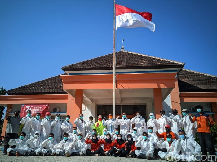Aksi Petugas Pemakaman BPBD Ponorogo Upacara HUT RI Pakai APD Sejumlah petugas pemakaman di Ponorogo ikut serta dalam upacara memperingati HUT ke-76 RI di Ponorogo. Mereka tampak kenakan APD saat mengikuti gelaran upacara.