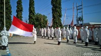 Pandemi COVID-19 tak surutkan semangat para petugas pemakaman BPBD Ponorogo untuk melaksanakan upacara peringatan 17 Agustus, Selasa (17/8/2021).  