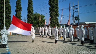 Aksi Petugas Pemakaman BPBD Ponorogo Upacara HUT RI Pakai APD