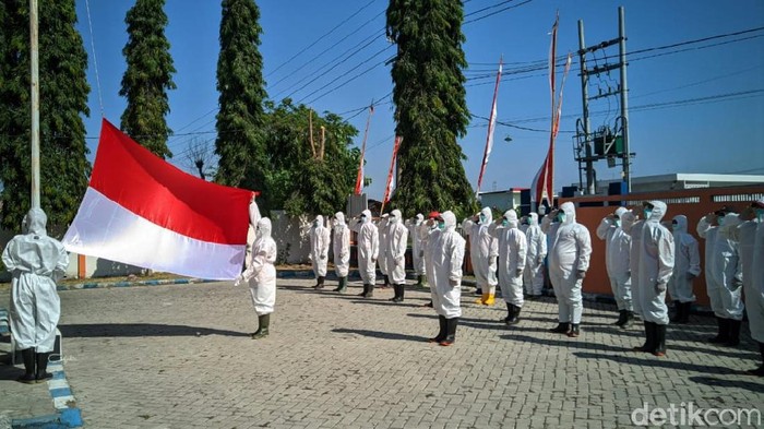 Aksi Petugas Pemakaman BPBD Ponorogo Upacara HUT RI Pakai APD Sejumlah petugas pemakaman di Ponorogo ikut serta dalam upacara memperingati HUT ke-76 RI di Ponorogo. Mereka tampak kenakan APD saat mengikuti gelaran upacara.