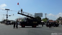 Pantauan detikcom, sekitar jam 10 pagi anggota Batalyon A Sarbrimob Polda DIY berjaga di setiap simpang 4 Giwangan. Tampak petugas mengenakan seragam Brimob hingga alat pelindung diri (APD).