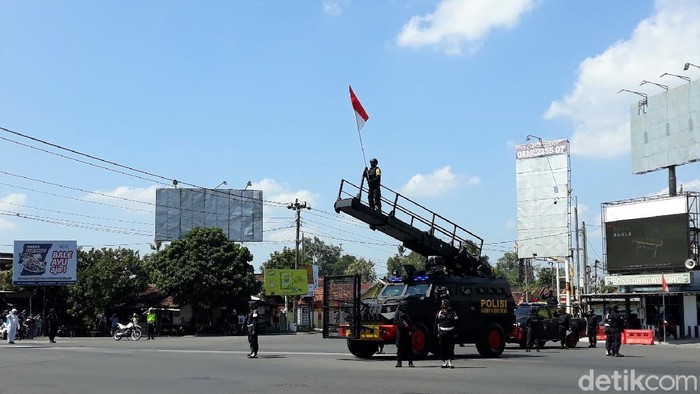 Aksi Warga Bantul Peringati Detik-detik Proklamasi Kemerdekaan RI Pemandangan menarik terjadi di simpang 4 Giwangan, Bantul. Warga turun dari kendaraan untuk lakukan sikap sempurna saat detik-detik Proklamasi Kemerdekaan RI.