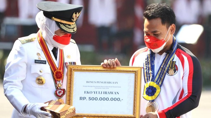 Atlet Angkat Besi Dapat Lencana Jer Basuki Mawa Beya Emas dan Rp 500 Juta