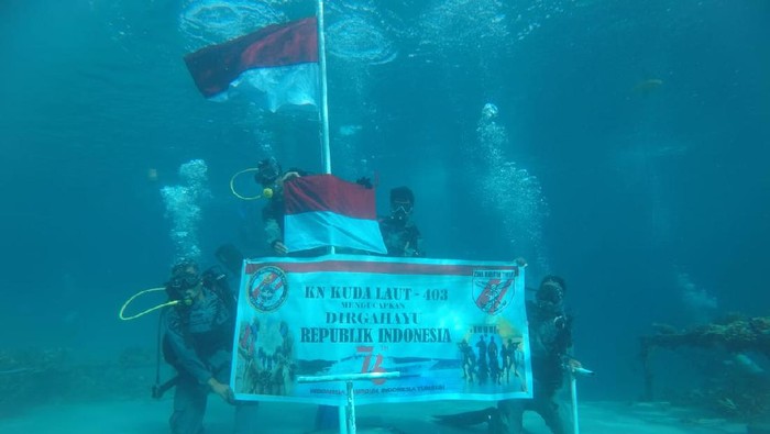 Bakamla RI kibarkan bendera Merah Putih di laut Ambon