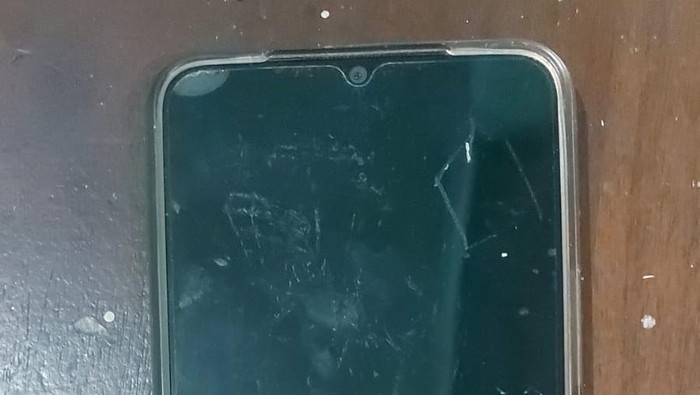 Barang bukti HP yang dicuri pelaku.