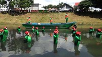 Pengawas Satgas Kali Ngrowo, Arik Sudrajat, mengatakan upacara bendera di aliran Kali Ngrowo di Kelurahan Tertek, Kecamatan/Kabupaten Tulungagung berlangsung secara kidmat. Meskipun para peserta harus merendamkan separuh badannya ke dalam lumpur sungai.
