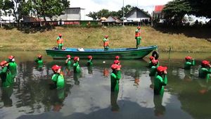 Basah-basahan, Petugas Kebersihan Gelar Upacara 17an di Tengah Sungai