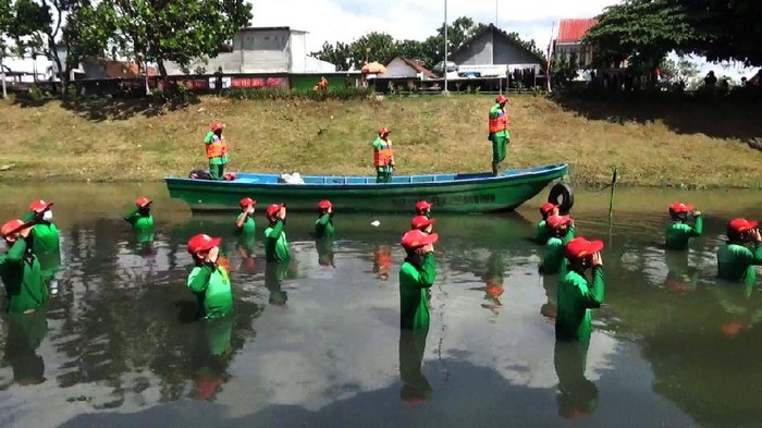 Basah-basahan, Petugas Kebersihan Gelar Upacara di Tengah Sungai Puluhan personel Satuan Tugas (Satgas) Kali Ngrowo Tulungagung gelar upacara bendera peringatan HUT RI. Upacara berlangsung di tengah sungai.