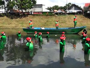 Basah-basahan, Petugas Kebersihan Gelar Upacara 17an di Tengah Sungai