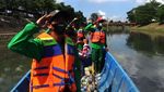 Basah-basahan, Petugas Kebersihan Gelar Upacara 17an di Tengah Sungai
