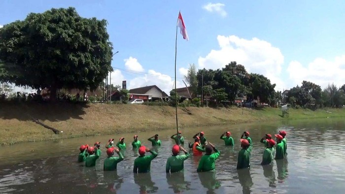 Basah-basahan, Petugas Kebersihan Gelar Upacara di Tengah Sungai Puluhan personel Satuan Tugas (Satgas) Kali Ngrowo Tulungagung gelar upacara bendera peringatan HUT RI. Upacara berlangsung di tengah sungai.