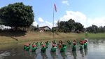 Basah-basahan, Petugas Kebersihan Gelar Upacara 17an di Tengah Sungai
