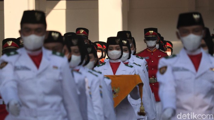 Begini Khidmatnya Pengibaran Bendera Merah Putih di Bandung Upacara HUT RI turut digelar di Bandung. Digelar di masa pandemi COVID-19, upacara pengibaran bendera digelar dengan terapkan protokol kesehatan.
