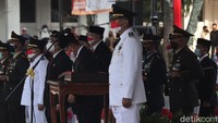 Upacara pengibaran bendera ini digelar di Lapangan Balai Kota Bandung dan dipimpin langsung oleh Wali Kota Bandung Oded M Danial.  