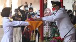 Begini Khidmatnya Pengibaran Bendera Merah Putih di Bandung