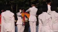 Upacara pengibaran bendera Merah Putih ini pun berlangsung khidmat.  