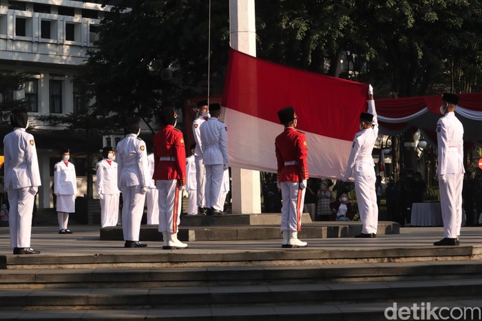 Upacara HUT RI turut digelar di Bandung. Digelar di masa pandemi COVID-19, upacara pengibaran bendera digelar dengan terapkan protokol kesehatan.